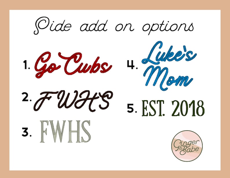Puede incluir: Una pantalla gr&aacute;fica blanca titulada Side add on options que muestra cinco estilos de bordado numerados: 1. Go Cubs en rojo, 2. FWHS en marr&oacute;n oscuro, 3. FWHS en gris claro, 4. Luke's Mom en azul y 5. EST. 2018 en verde oscuro, con un logo Ginger & Babe.