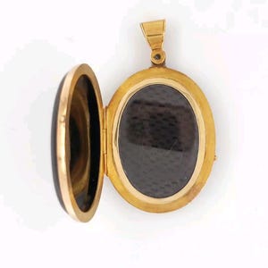 Antique Victorian Mourning Locket in 18K gold and black enamel