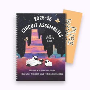 Puede incluir: Un libro de actividades con espiral titulado "2025-26 Circuit Assemblies" con una cubierta negra que presenta un diseño de cielo nocturno, un búho e ilustraciones de ovejas. Un marcapáginas amarillo con las palabras "PURE WORDS" está junto al libro. El texto del libro incluye "Worship with Spirit and Truth".