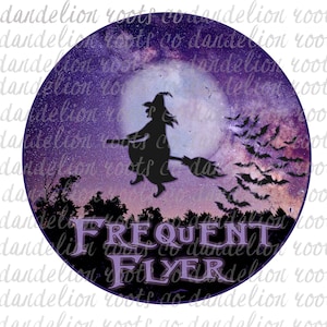 以下が含まれることがあります： 満月とコウモリの前でほうきに乗って飛んでいる魔女のシルエットが描かれた、紫と黒のハロウィンをテーマにした円。円の真ん中下には「Frequent Flyer」という文字が書かれている。