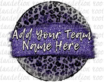 Puede incluir: Círculo de estampado de leopardo morado y negro con una pancarta de purpurina morada que dice "Añade el nombre de tu equipo aquí".