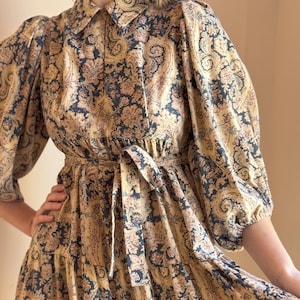 Vestido Jeanette by Evelyn de Jonge dos anos 70, saia circular com estampa paisley, cinto com gola e manga bufante 3/4 XXS-XS