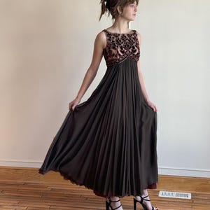 60er jahre kleid aus braunem seide für feierlichkeiten maxi