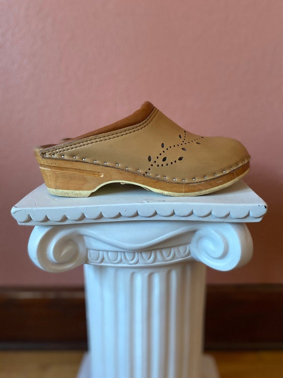 swedish beige leather wooden clogs - size 9