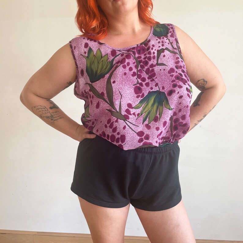 90s Blouse Printed Floral Tank Blouse Sheer Purple Airbrush Style Floral Green Print zdjęcie 5
