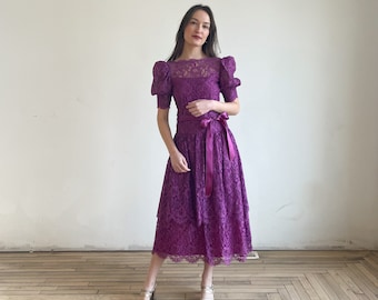 80s Robe Violet Dentelle Robe Drop Taille Robe de soirée Robe de fête Puff Manches Illusion Midi Robe Ruban Deux Couches Jupe