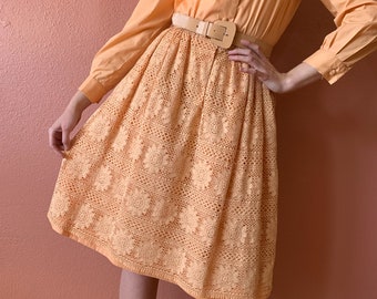 60er 70er Häkelkleid Pfirsich Pastell Apricot Button Up Langarmkleid Hippie Boho Floral gewebt Frühling Sommerkleid