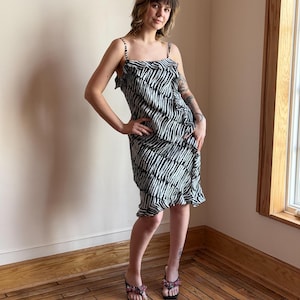 90s/Y2K Donna Ricco Zebra Print 100% Seide Kleid Monochrome Safari Rüschen vorne Strick Länge Kleid Neu mit Etikett Deadstock - M/L