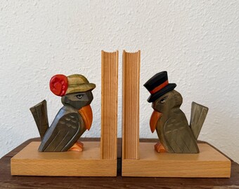 Sujetalibros de madera tallada con figuras de pájaros, estilo arte popular vintage.