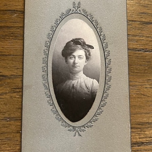 c.1900 - Retrato de mujer joven de 1910, época victoriana, ropa de época, estoico, lazo para el cabello, cuello alto, tarjeta de gabinete... VintageCharmHouse