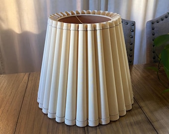 Vintage MCM Großer Plissee-Lampenschirm Creme Messerfalten Mid Century Modern 18 Zoll