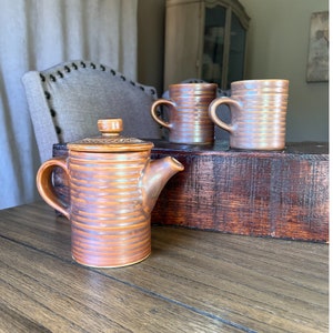 Conjunto de chá vintage HALL Brown Pottery, incluindo bule, jarro canelado em formato de colmeia e xícaras.
