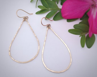 Créoles en forme de goutte d'or 14 carats, minimalistes, légères et aérées, ludiques, martelées à la main, terre aux pieds nus