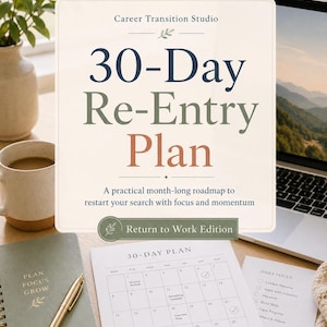 Pode incluir: Uma configuração de mesa com um guia do Plano de Reentrada de 30 dias, um caderno, uma caneta e um calendário. O guia tem o texto "Career Transition Studio" e "Return to Work Edition". Um laptop e uma caneca de café também são visíveis.