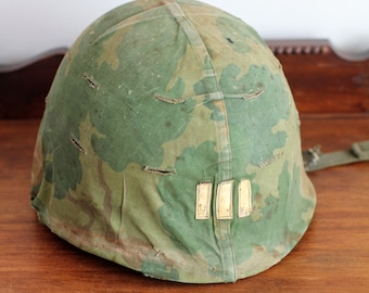 Casco del ejército de la tropa B de Fort Bragg con forro y cubierta de camuflaje