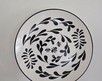 Orly Maison New York Bees & Vines Stoneware Dinner Plate in Navy Blue and White