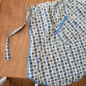 Grembiule vintage in vita blu e bianco con tasca