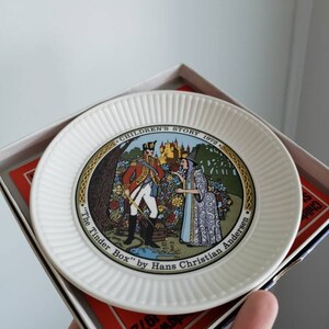 Children's Story The Tinder Box by Hans Christian Andersen Wedgwood Plate with Box, 1972 image 2
