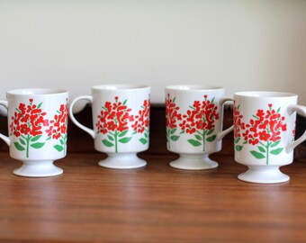 Witte mokken met rode bloemen, set van vier