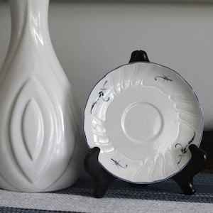 Soucoupe blanche et bleue Villeroy & Boch, fabriquée au Luxembourg