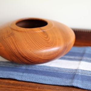 Grote decoratieve essenhouten kom