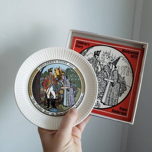 Children's Story The Tinder Box by Hans Christian Andersen Wedgwood Plate with Box, 1972 image 3