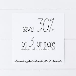 K&ouml;nnte beinhalten: Schwarz-wei&szlig;er Text auf wei&szlig;em Hintergrund mit der Aufschrift "save 30% on 3 or more individual prints, print sets, or a combination of both -discount applied automatically at checkout-"