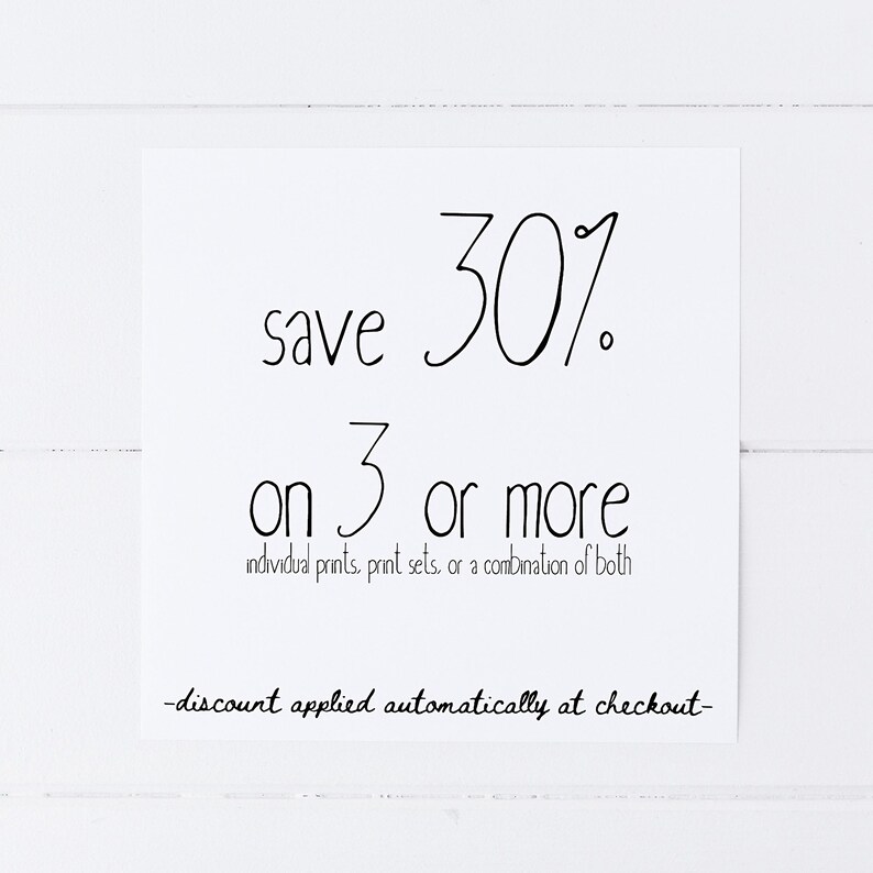 K&ouml;nnte beinhalten: Schwarz-wei&szlig;er Text auf wei&szlig;em Hintergrund mit der Aufschrift "save 30% on 3 or more individual prints, print sets, or a combination of both -discount applied automatically at checkout-"