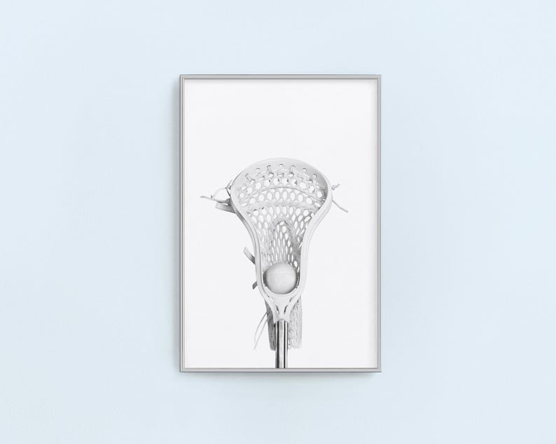 K&ouml;nnte beinhalten: Ein wei&szlig;er Lacrosse-Schl&auml;ger mit einem wei&szlig;en Ball im Netz. Der Schl&auml;ger ist vor einem wei&szlig;en Hintergrund isoliert.