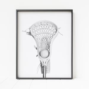 K&ouml;nnte beinhalten: Ein wei&szlig;er Lacrosse-Schl&auml;ger mit einem wei&szlig;en Ball im Netz. Der Schl&auml;ger befindet sich vor einem wei&szlig;en Hintergrund.