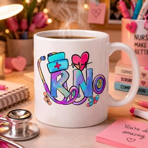 Peut inclure: Un mug en c&eacute;ramique blanche orn&eacute; d'un motif color&eacute; repr&eacute;sentant les lettres RN, un st&eacute;thoscope, une coiffe d'infirmier, un c&oelig;ur avec un trac&eacute; EKG et des ic&ocirc;nes m&eacute;dicales. Les lettres pr&eacute;sentent des motifs aquarelles bleus, violets et roses.