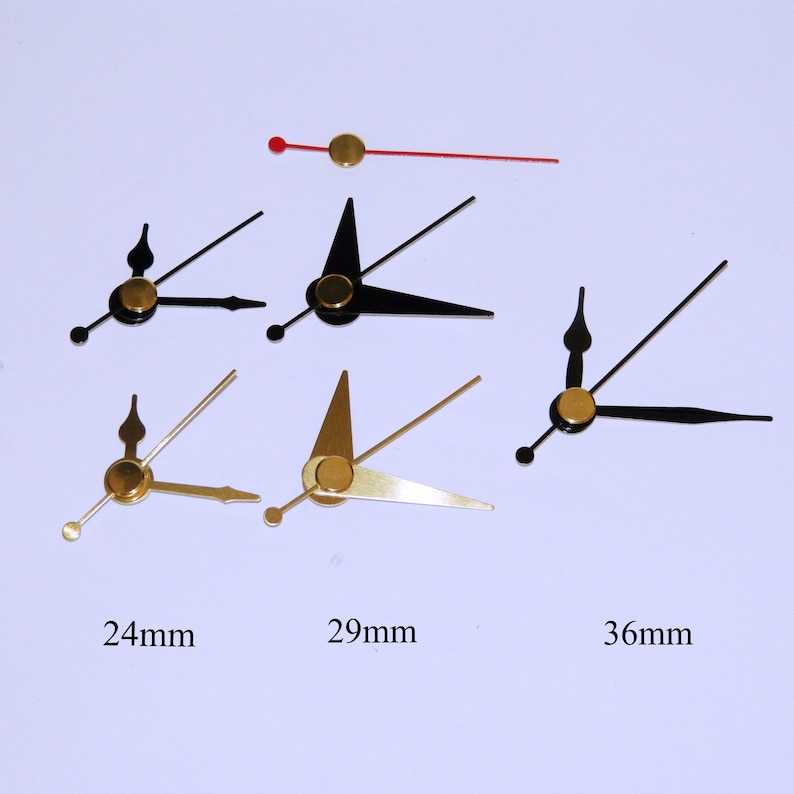 K&ouml;nnte beinhalten: Drei S&auml;tze Uhrzeiger in verschiedenen Gr&ouml;&szlig;en: 24 mm, 29 mm und 36 mm. Die Zeiger sind goldfarben und schwarz, mit einer spitzen Form.