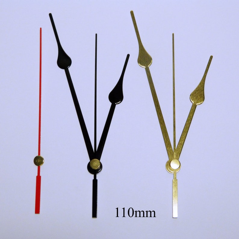 K&ouml;nnte beinhalten: Drei Uhrzeiger, einer rot, einer schwarz und einer goldfarben, mit einer L&auml;nge von 110 mm. Die Zeiger sind f&uuml;r die Verwendung in einer Uhr bestimmt.