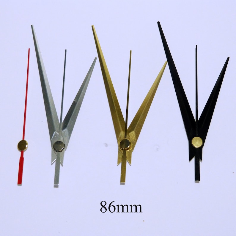 K&ouml;nnte beinhalten: Vier Uhrzeiger in verschiedenen Farben: Rot, Silber, Gold und Schwarz. Die Zeiger sind 86 mm lang und haben eine spitze Spitze.