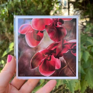 油絵 ノエル・ペリーによる写実的な赤い蘭の油絵プリント〜鮮やかでインパクトのある花のアートワーク