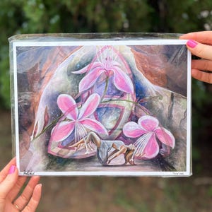 Pintura de la Trinidad con Mujer y Flores ~ PINTURA AL ÓLEO ~ Madreselvas Rosadas ~ Arte de Estilo Fantasía ~ Rosa y Marrón ~ Elevándose ~ Por Noelle Perry
