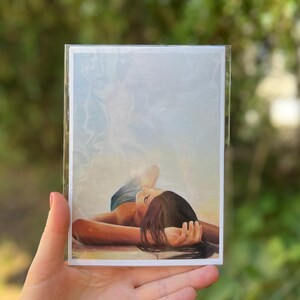 OLIEVERFSCHILDERIJ Rustgevende vrouw liggend onder warm licht door Noelle Perry ~ brunette in groenblauwe jurk ~ mooie serene ontspannende spa-achtig stuk