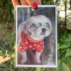 SHIH TZU dans des verres, impression de peinture et carte de Noelle Perry Original ~ Butin ~ Chemise rouge ~ Collier chaîne ~ Cool Dog ~ Carlin ~ Chien dans des vêtements