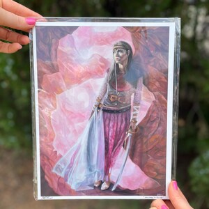 OLIEVERFSCHILDERIJ Pink Warrior Princess in Cave ORIGINEEL door Noelle Perry ~ Fantasy schilderij hyperrealistisch ~ Sward ~ Cape ~ blauwe ogen