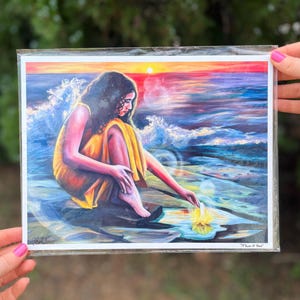 Um Toque de Paz PINTURA A ÓLEO de Mulher de Laranja em Poças de Maré por Ondas Saudando uma Pequena Fada Nenúfar ~ Impressões ~ Colares ~ Cartões de Saudação