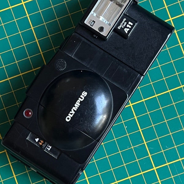 Olympus XA2 mit Olympus A11 Flash Vintage analoge Filmkamera