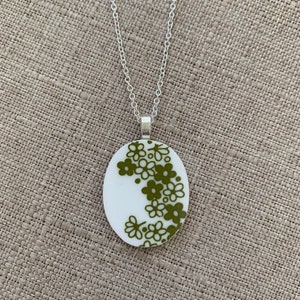 NEW !!! Corelle Crazy Daisy Spring Blossom Large Oval Pendant Necklace