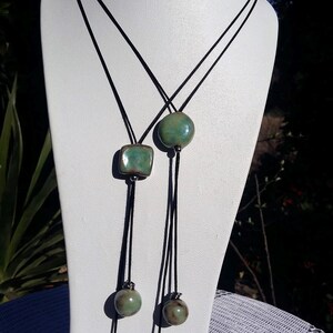 Sautoir perles en céramique vert à effet image 2