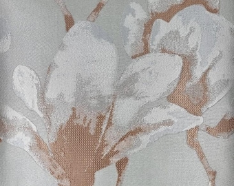 Tela Lotus Rose Quartz/ Chalk de Harlequin Upholstery & Curtains. Se vende por metro.