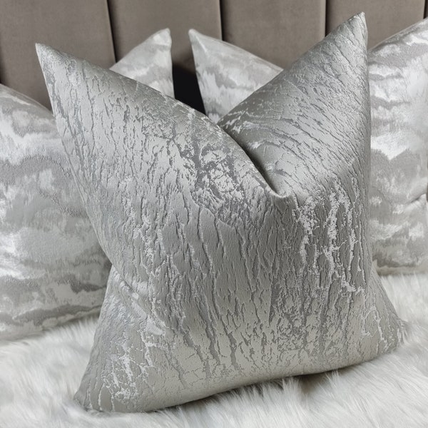 Superbe housse de coussin de luxe Hamlet, argent platine, décoration d'intérieur moderne, housse de coussin pour chaise, canapé et lit, taie d'oreiller de designer faite main.