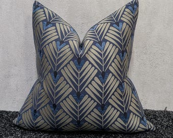 Funda de cojín de lujo azul marino con estampado de hojas beige, con respaldo de terciopelo, cojín decorativo de diseño, estilo art déco moderno.