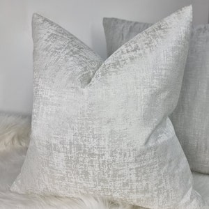 Copricuscino di lusso Kidman bianco avorio argento metallizzato, moderno, astratto, contemporaneo, per sedia, divano e letto, design di design