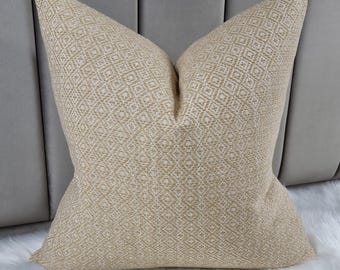 Funda de almohada tejida con diseño geométrico de rombos en amarillo azafrán. Funda de cojín de tela John Lewis Loha, hecha a mano y texturizada.