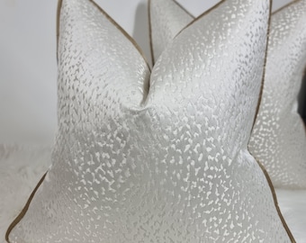 Funda de cojín color marfil con ribete dorado, decoración de lujo para el hogar con detalles en jacquard animal, funda de almohada perfecta para sofá o cama