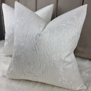 Splendida fodera per cuscino bianco avorio satinato, moderna decorazione per la casa, astratta, contemporanea, per sedia, divano e letto, realizzata a mano da designer.